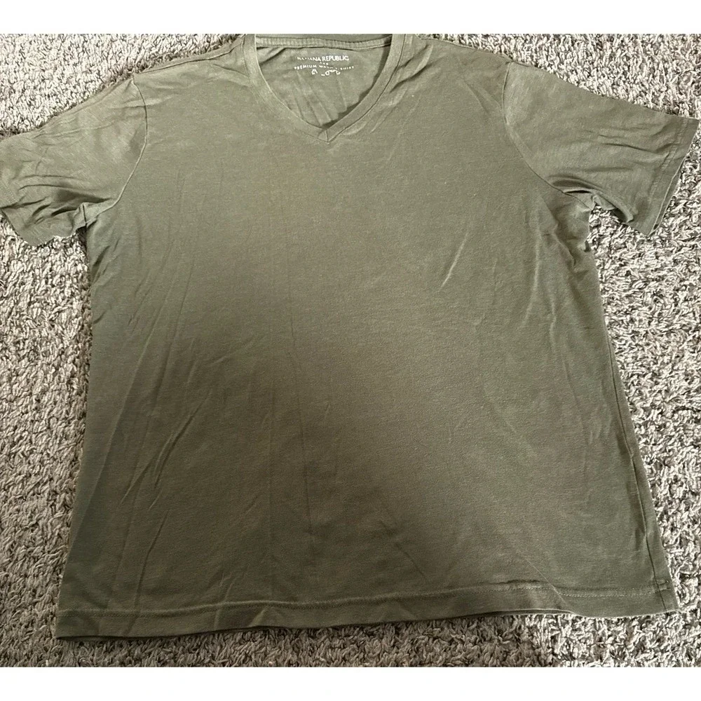 Banana Republic Men's Army Green Eco Premium Wash V-Neck Tee Size Large